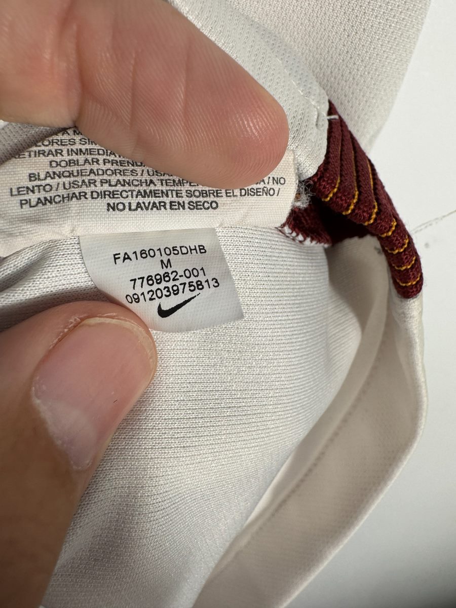 Étiquette Nike d'origine taille M et code d'authenticité 776962-001 du maillot AS Roma 2016-2017
