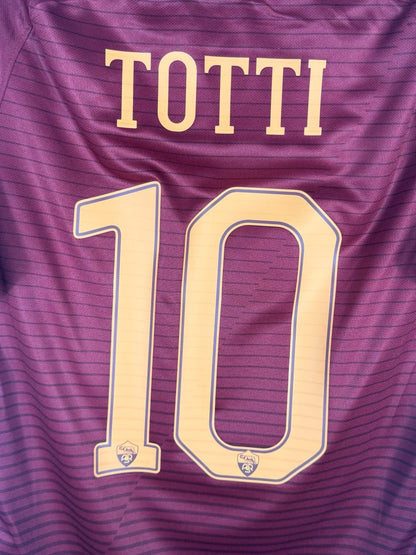 Gros plan du flocage TOTTI N°10 avec l'écusson de la Louve intégré aux chiffres