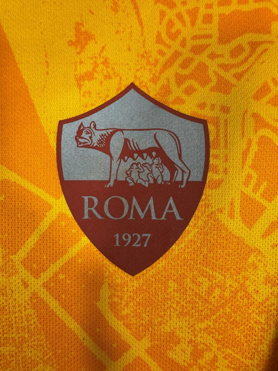 Écusson floqué de la Louve capitoline ROMA 1927 sur le maillot AS Roma third