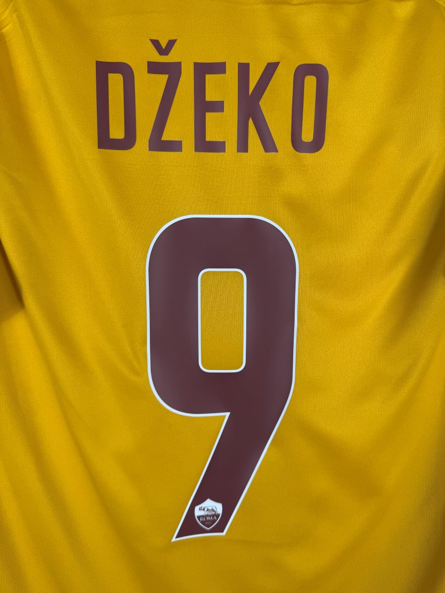 Gros plan du flocage bordeaux DŽEKO N°9 avec la Louve intégrée au chiffre