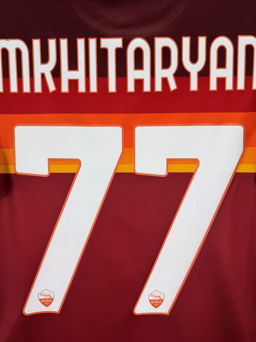 Gros plan du flocage MKHITARYAN N°77 avec écussons de la Roma intégrés