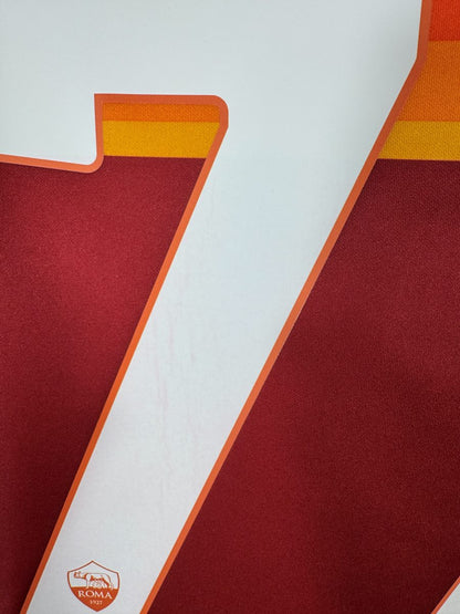 Micro-usure du flocage arrière du maillot AS Roma 2020-2021 en gros plan