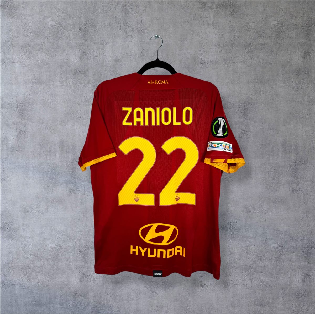 Dos du maillot AS Roma domicile 2021-2022 avec flocage Zaniolo N°22 et sponsor Hyundai