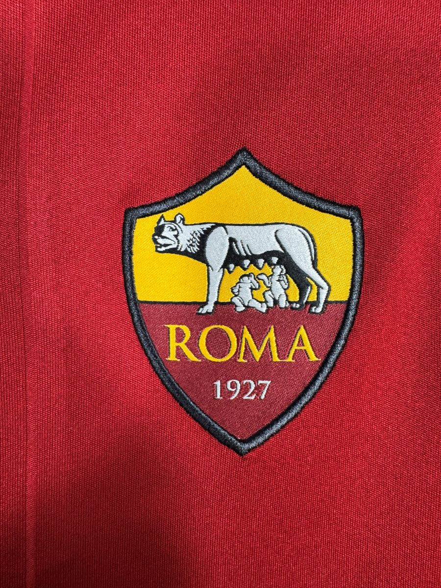 Écusson brodé de la louve ROMA 1927 sur le maillot domicile 2021-2022