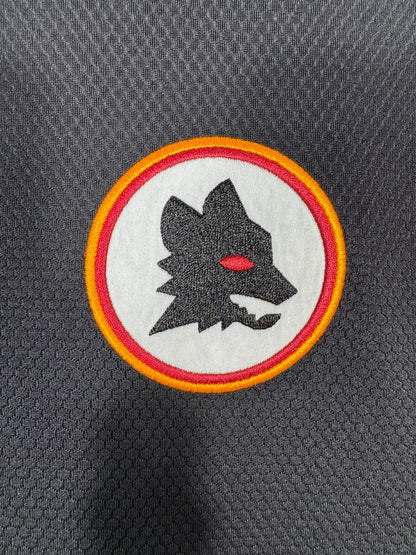 Détail de l'écusson lupetto rétro brodé de l'AS Roma sur le maillot third 2023-2024