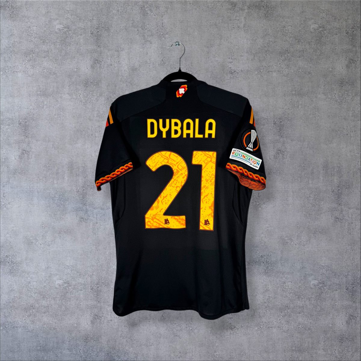 Dos du maillot AS Roma 2023-2024 third noir avec flocage Dybala N°21 et patchs Europa League et UEFA Foundation