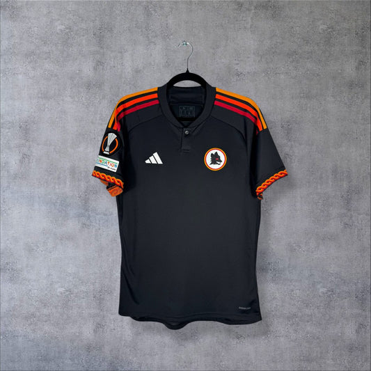 Face du maillot AS Roma 2023-2024 third adidas noir avec écusson lupetto rétro et manchettes tressées orange