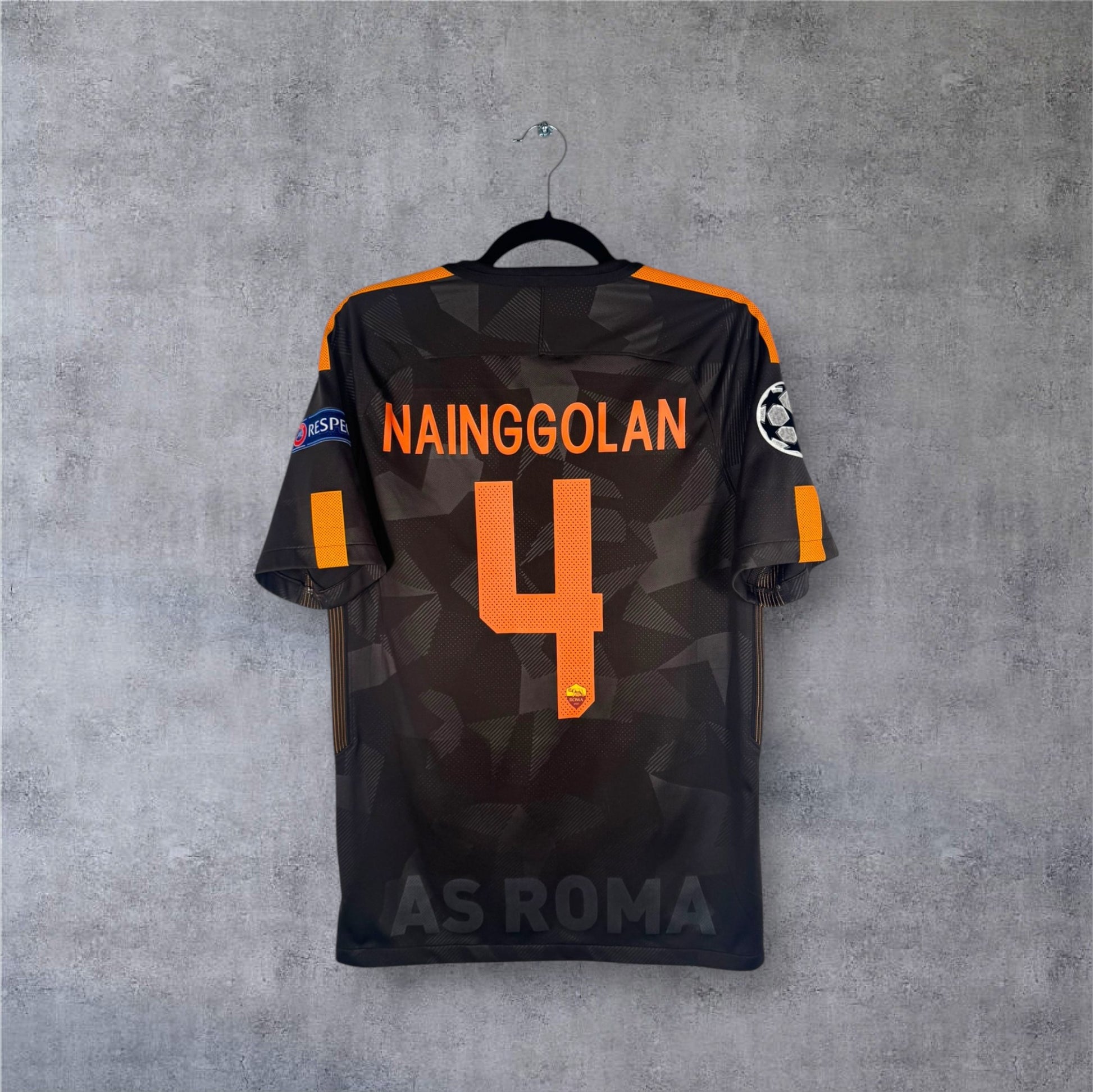 Dos du maillot AS Roma camouflage avec flocage orange NAINGGOLAN 4 et patchs LDC.
