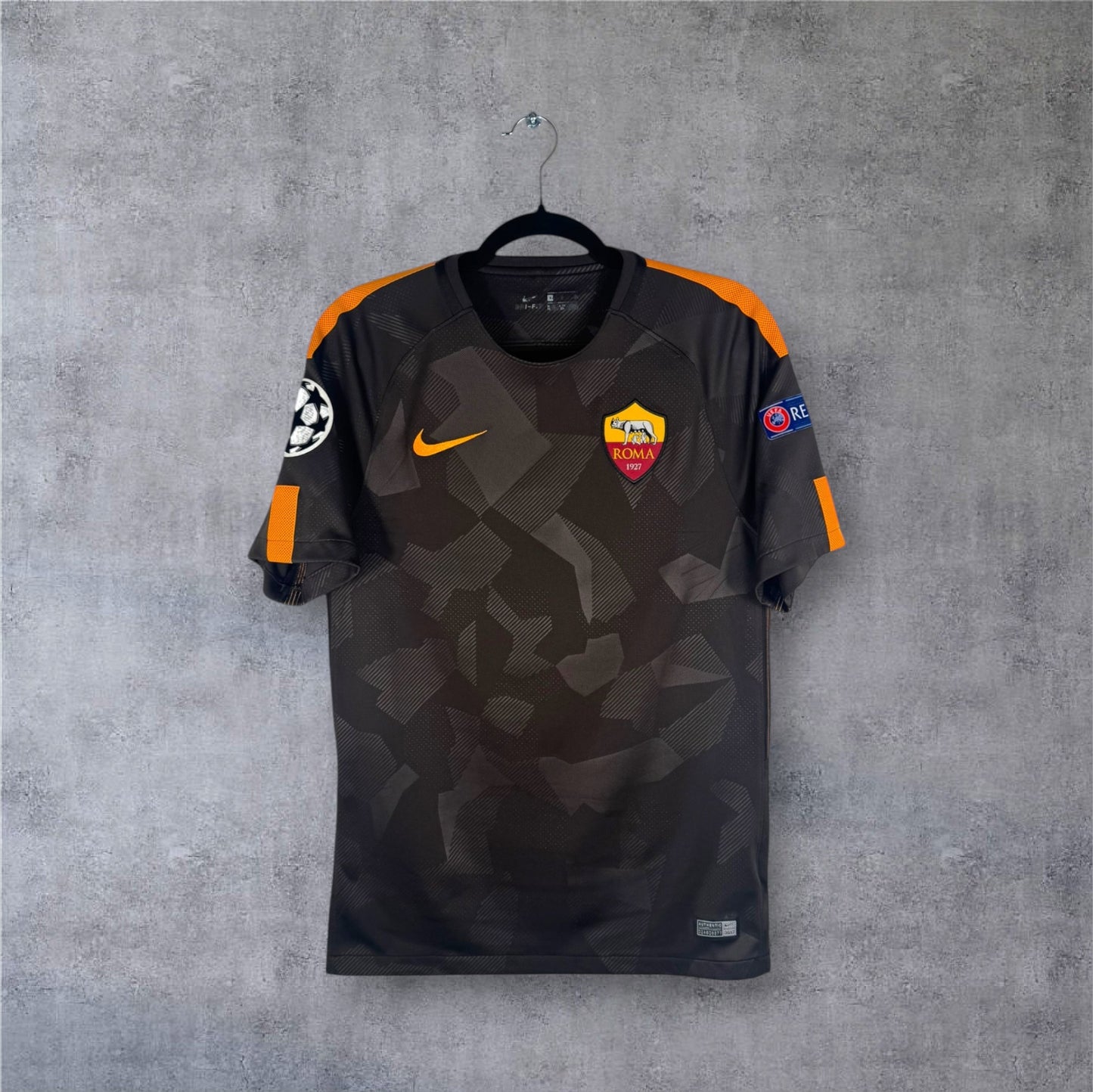 Vue de face du maillot AS Roma Third 2017/18 motif camouflage sombre sans sponsor.