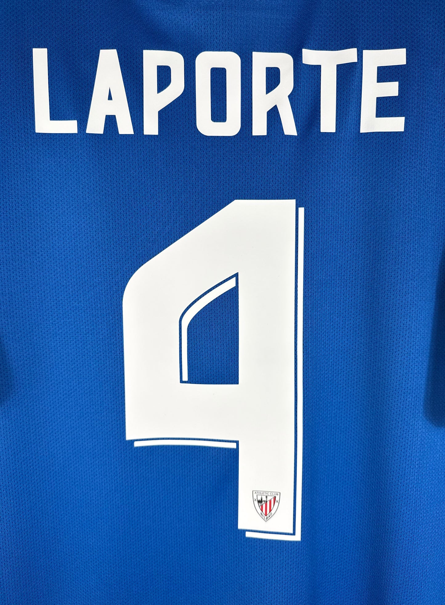 Détail de la typographie du flocage sur le numéro 4 d'Aymeric Laporte