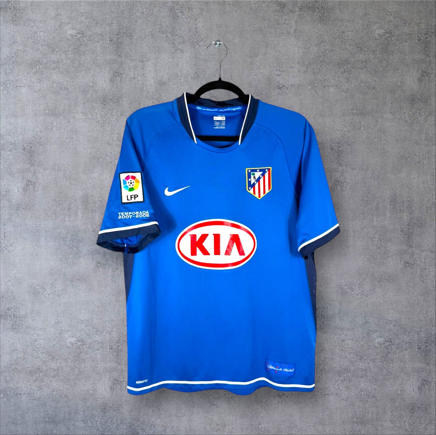 Vue de face du maillot Atletico Madrid 2007/08 extérieur bleu avec sponsor KIA et logo Nike.