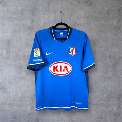 Vue de face du maillot Atletico Madrid 2007/08 extérieur bleu avec sponsor KIA et logo Nike.