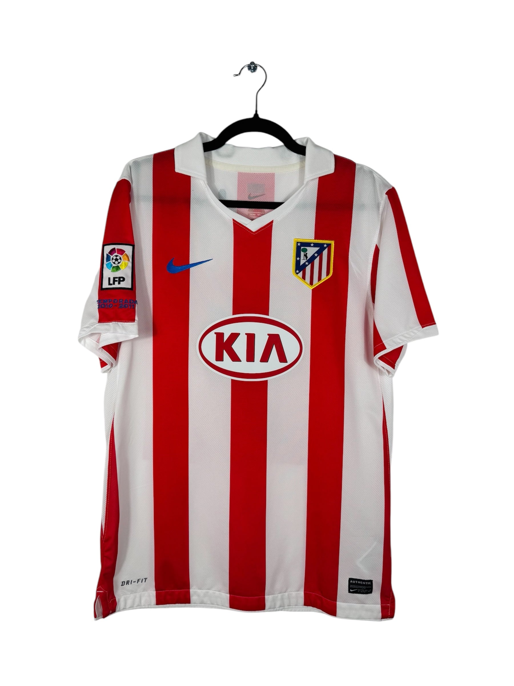 Maillot Atlético Madrid 2010-2011 Domicile Nike - Vue avant, taille M, rayures rouges et blanches.