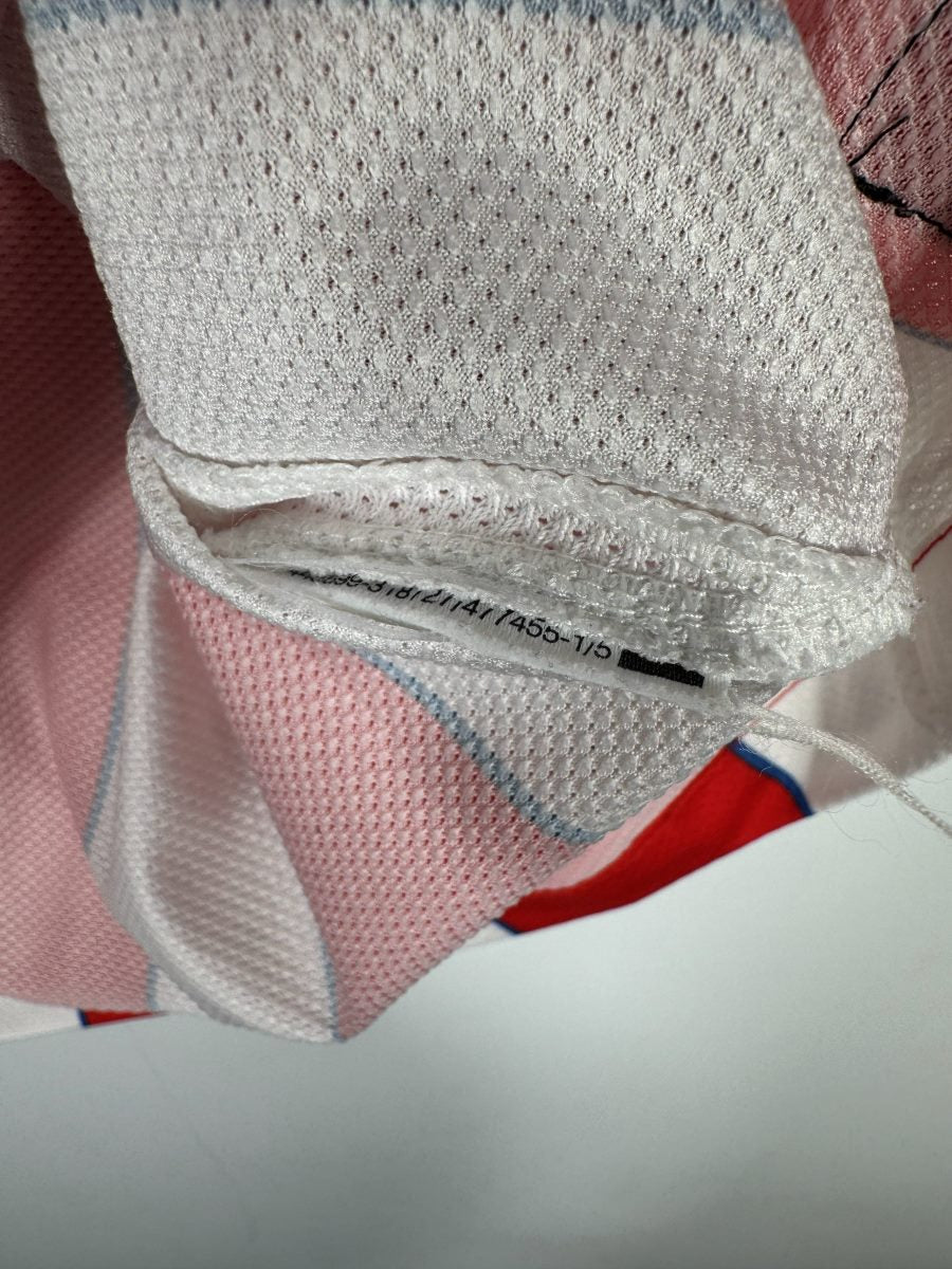 Etiquette interieure coupee marquage de production sur couture