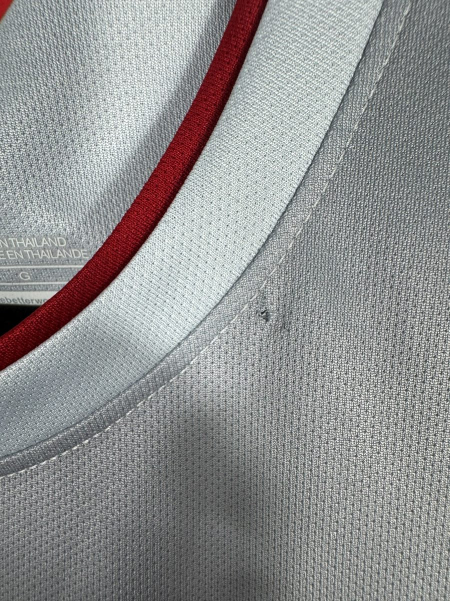 Défaut du maillot Atletico Madrid 2014-2015 : tout petit accroc dans le dos sous le col