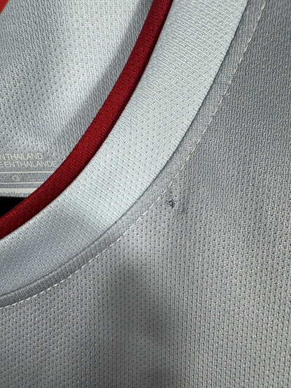 Défaut du maillot Atletico Madrid 2014-2015 : tout petit accroc dans le dos sous le col