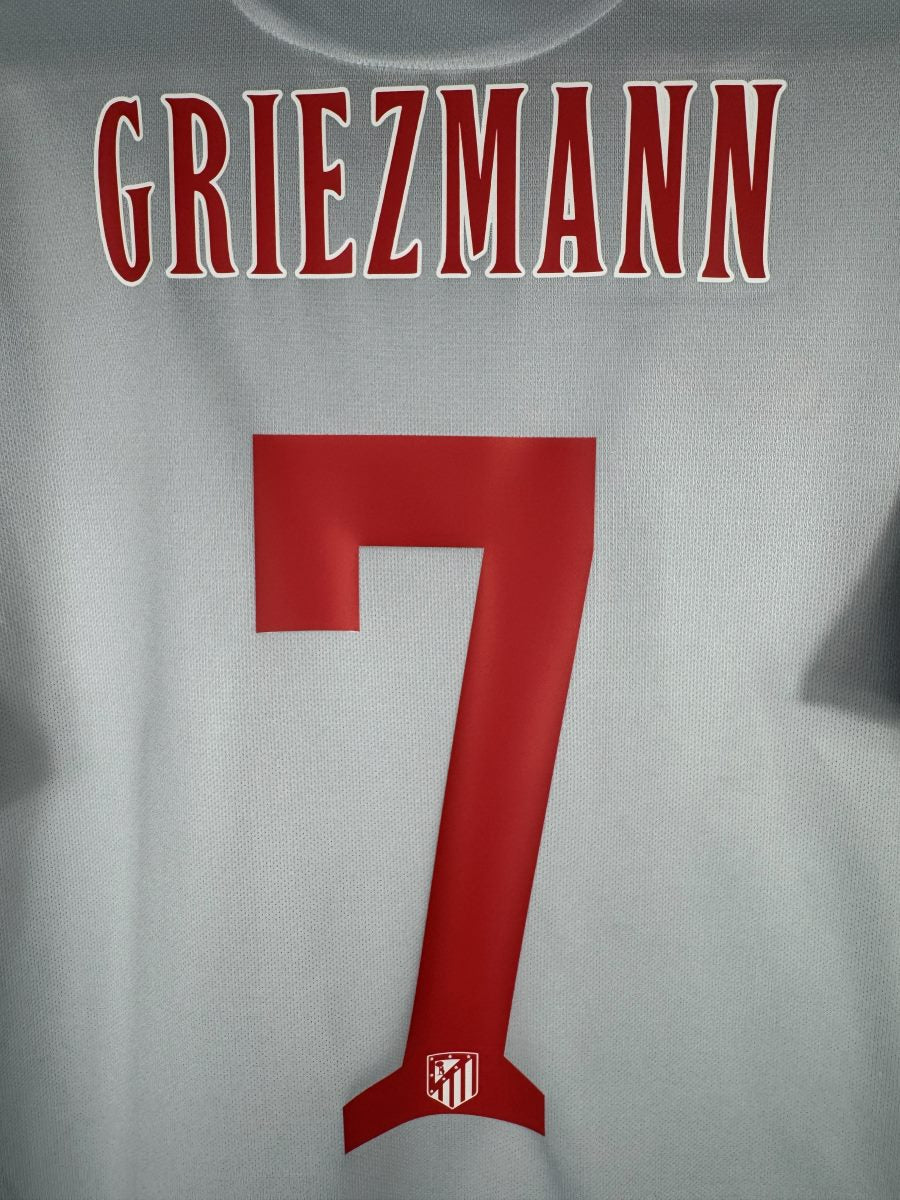 Détail du flocage rouge GRIEZMANN N°7 sur le maillot extérieur Atletico Madrid 2014-2015