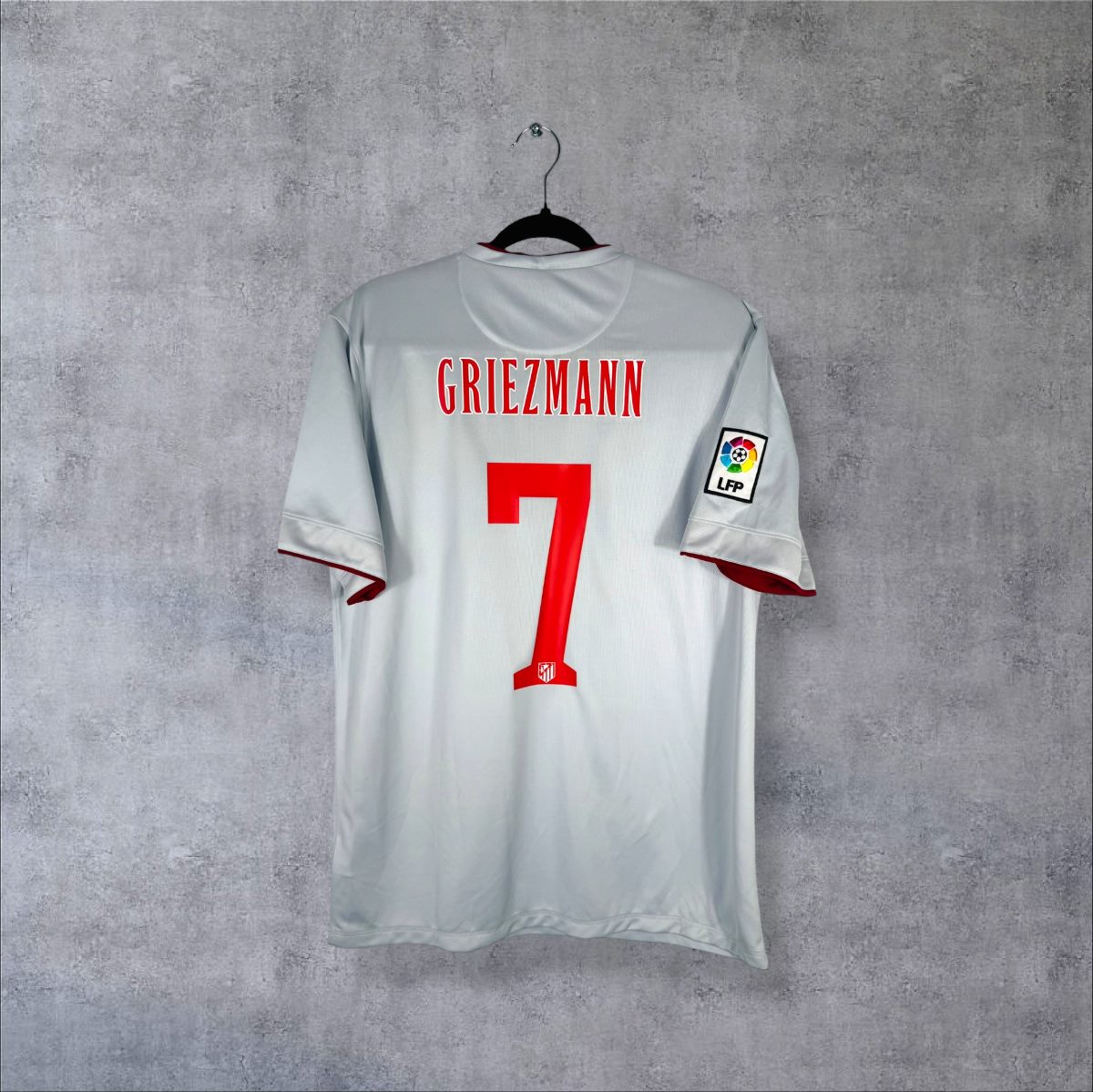 Dos du maillot Atletico Madrid 2014-2015 extérieur avec le flocage rouge GRIEZMANN N°7 et le patch LFP