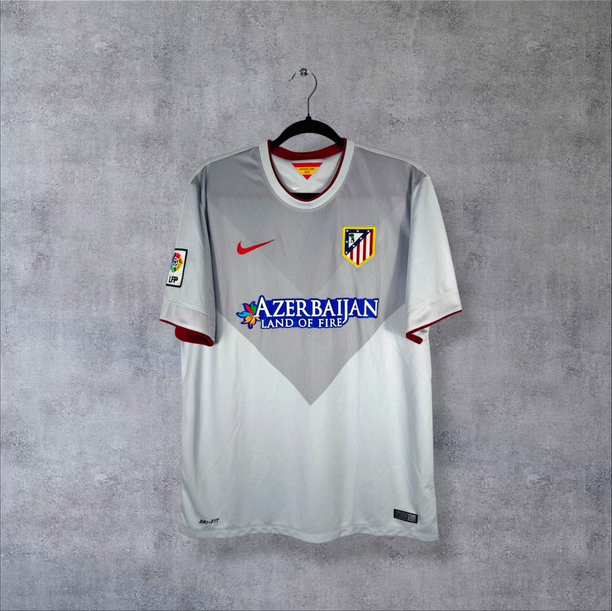 Face du maillot Atletico Madrid 2014-2015 extérieur gris à chevron, sponsor Azerbaijan Land of Fire