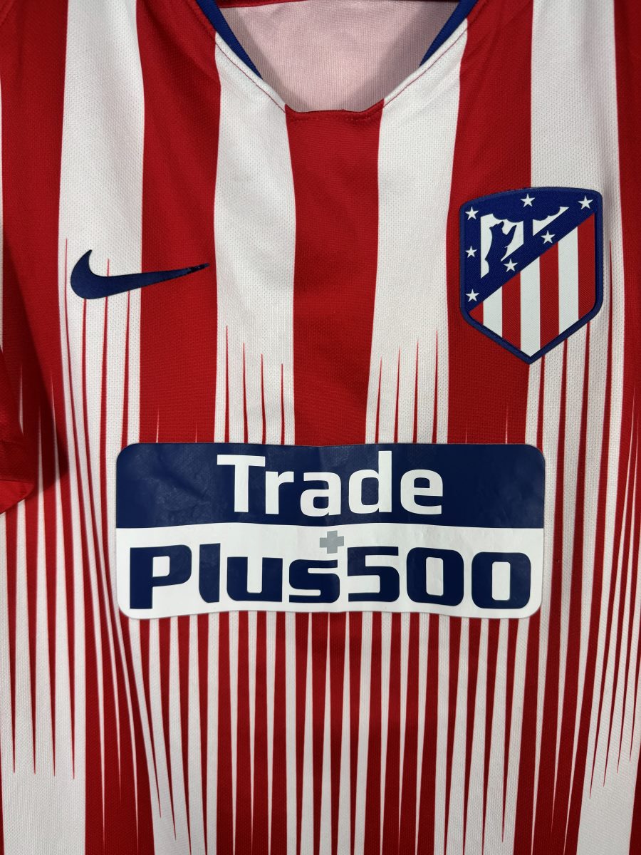 Détail écusson Atletico Madrid et sponsor Trade Plus500, maillot 2018-2019