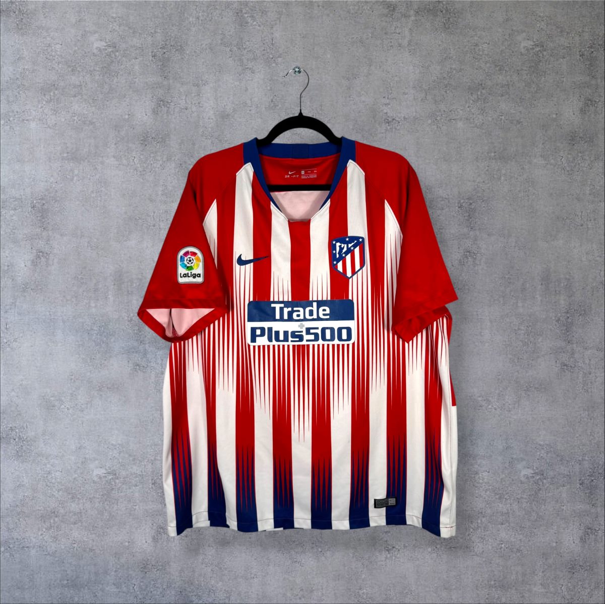 Maillot Atletico Madrid 2018-2019 domicile, face avec logo Nike et sponsor Trade Plus500