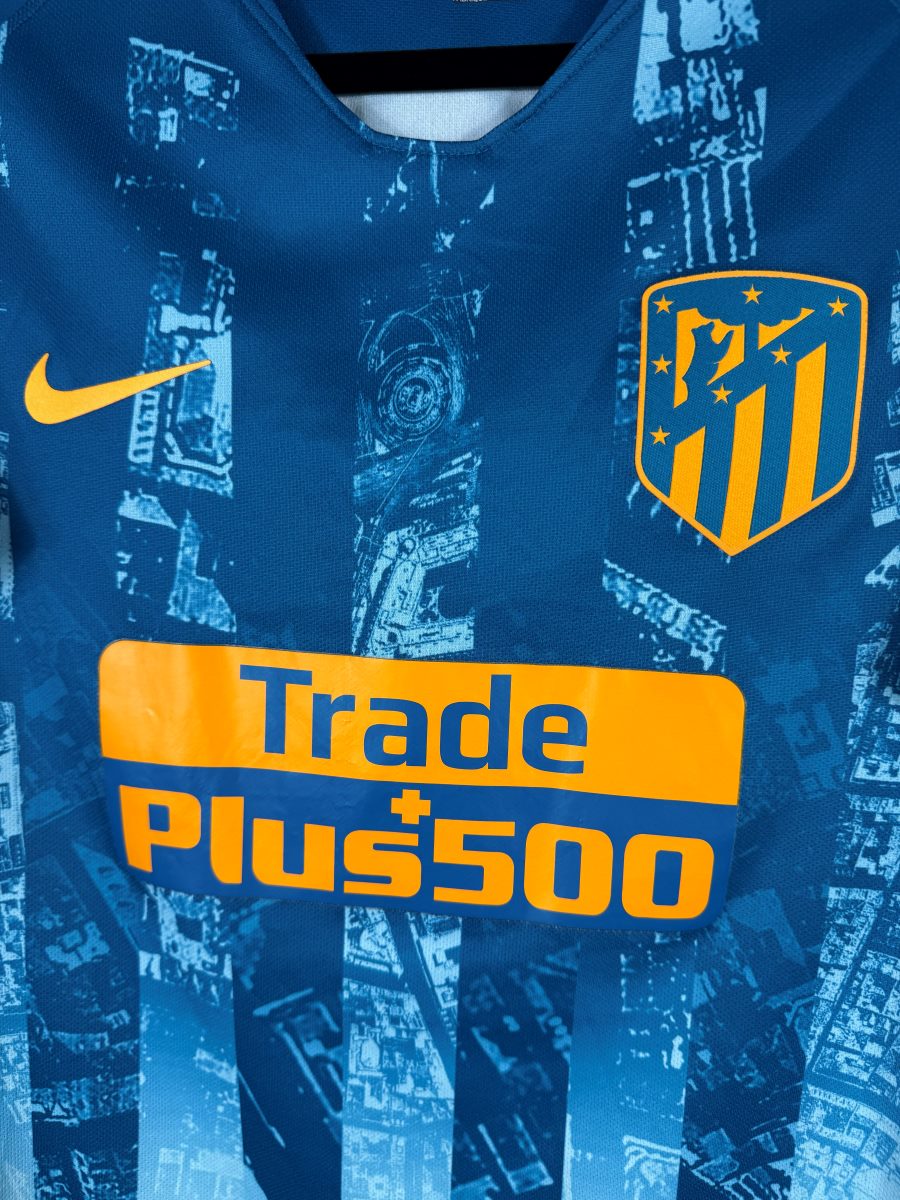 Écusson Atlético Madrid et sponsor Plus500, maillot third 2018-2019