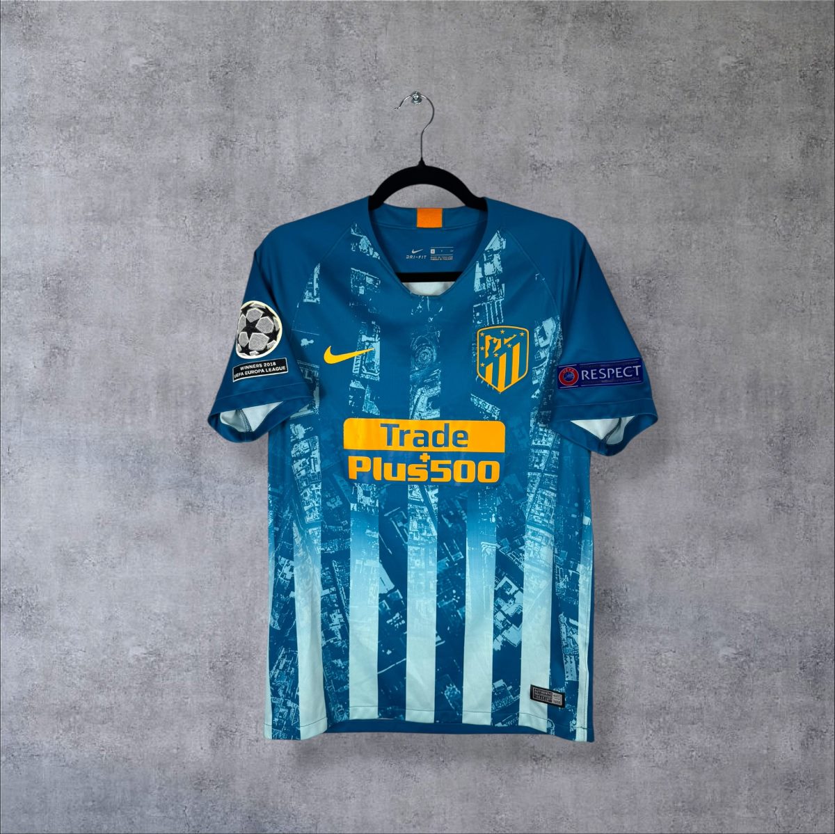 Maillot Atlético Madrid third 2018-2019 Nike de face, imprimé vue aérienne de Madrid, sponsor Plus500