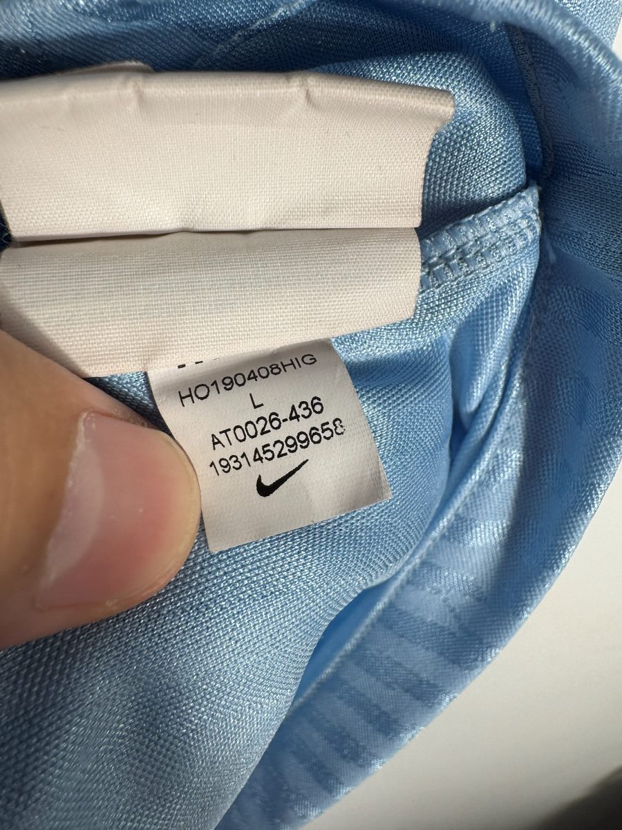 Étiquette Nike intérieure taille L avec le code produit AT0026-436 du maillot Atletico Madrid 2019-2020