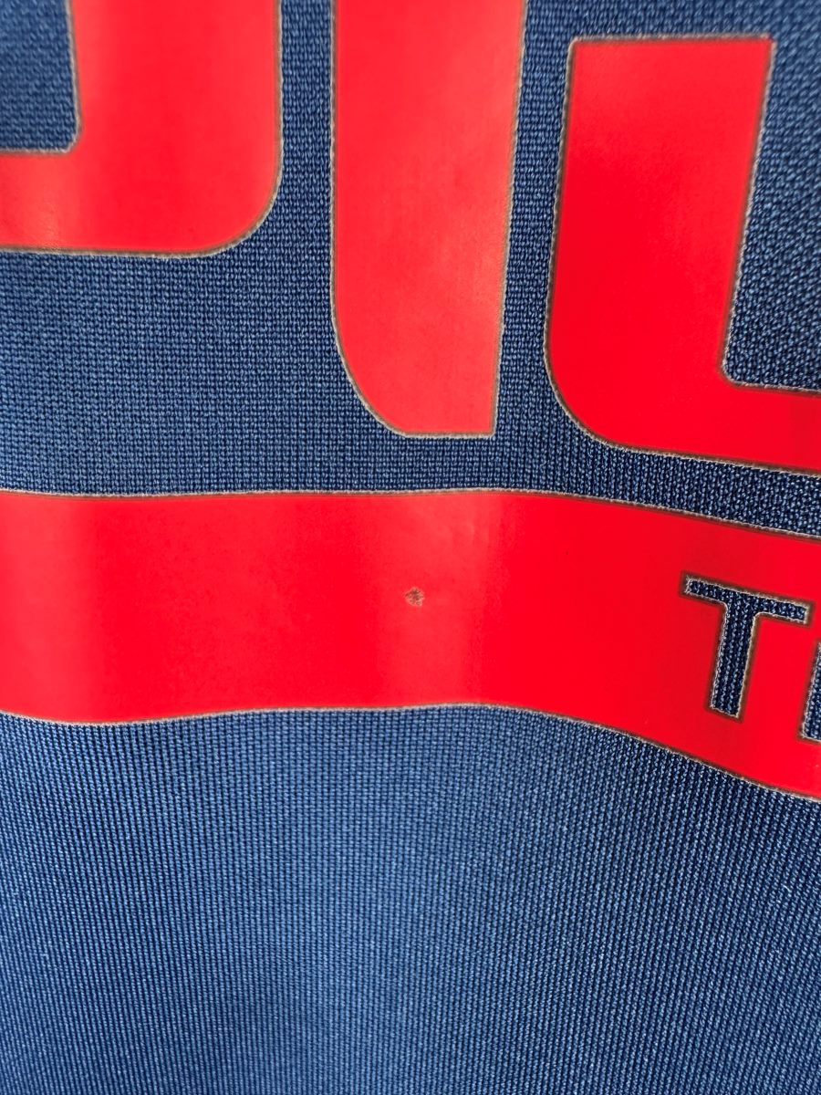 Micro point sur la bande rouge du sponsor Plus500, maillot Atlético Madrid extérieur 2020-2021