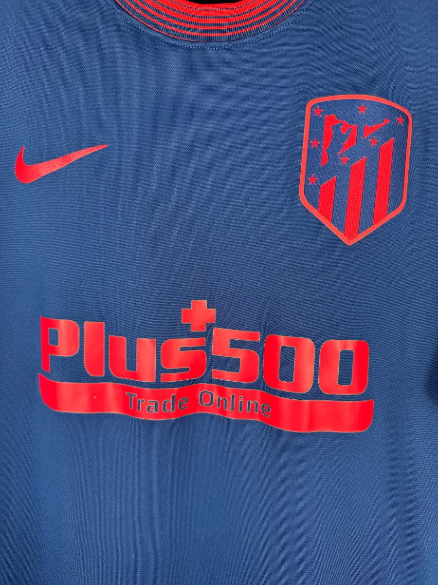 Écusson Atlético Madrid rouge, Swoosh et sponsor Plus500, maillot extérieur 2020-2021