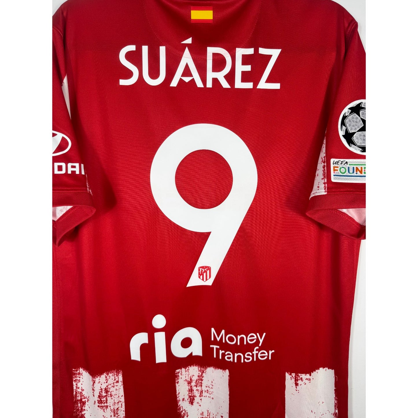 Détail de la légère usure sur le flocage du numéro 9 de Luis Suárez
