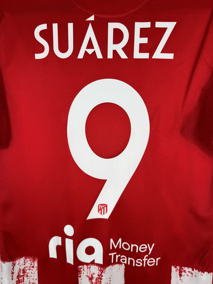 Détail du flocage Suárez 9 avec mini écusson, maillot Atlético Madrid domicile 2021-2022