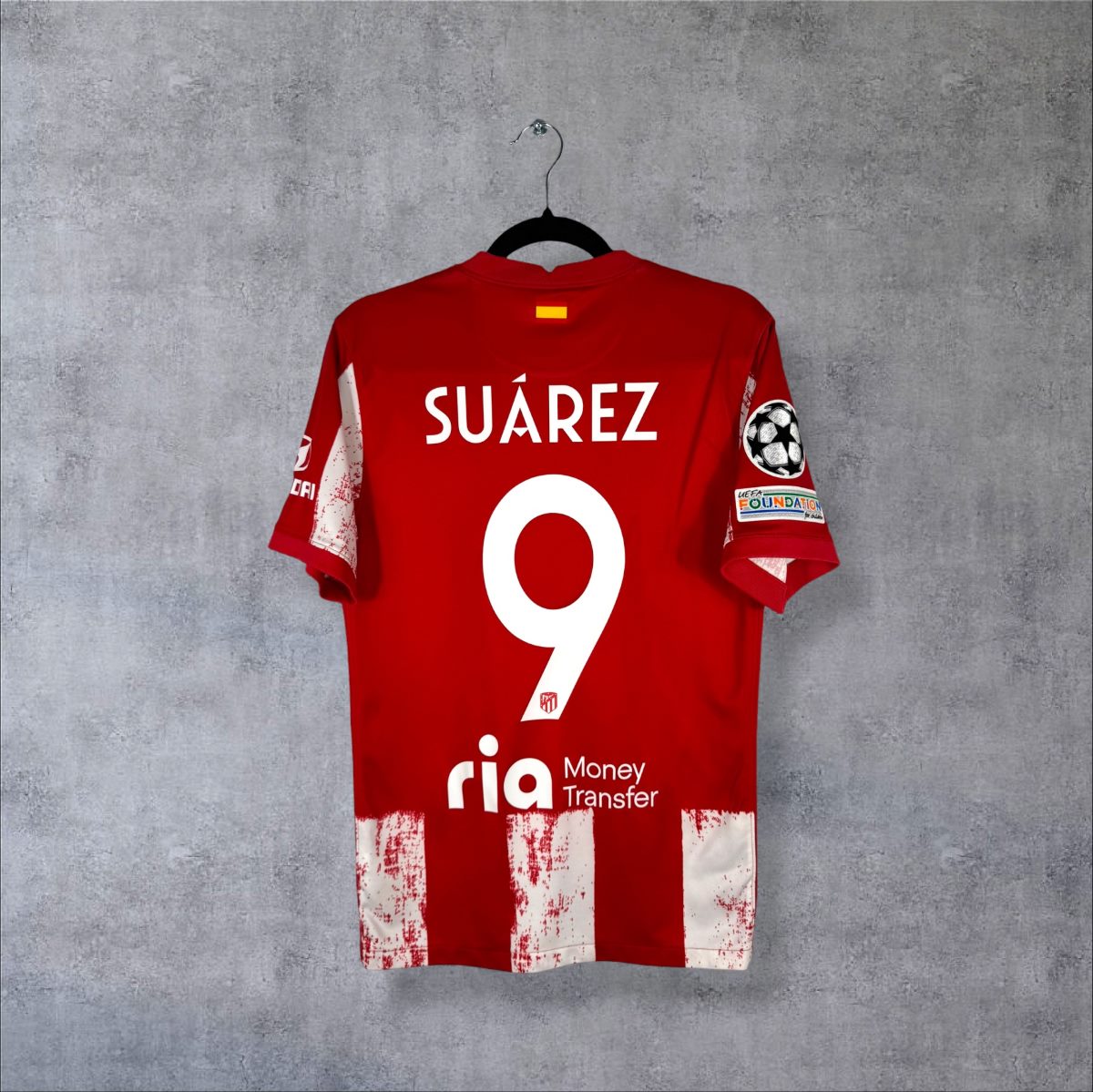 Maillot Atlético Madrid 2021-2022 domicile, dos floqué Suárez 9 avec sponsor Ria Money Transfer