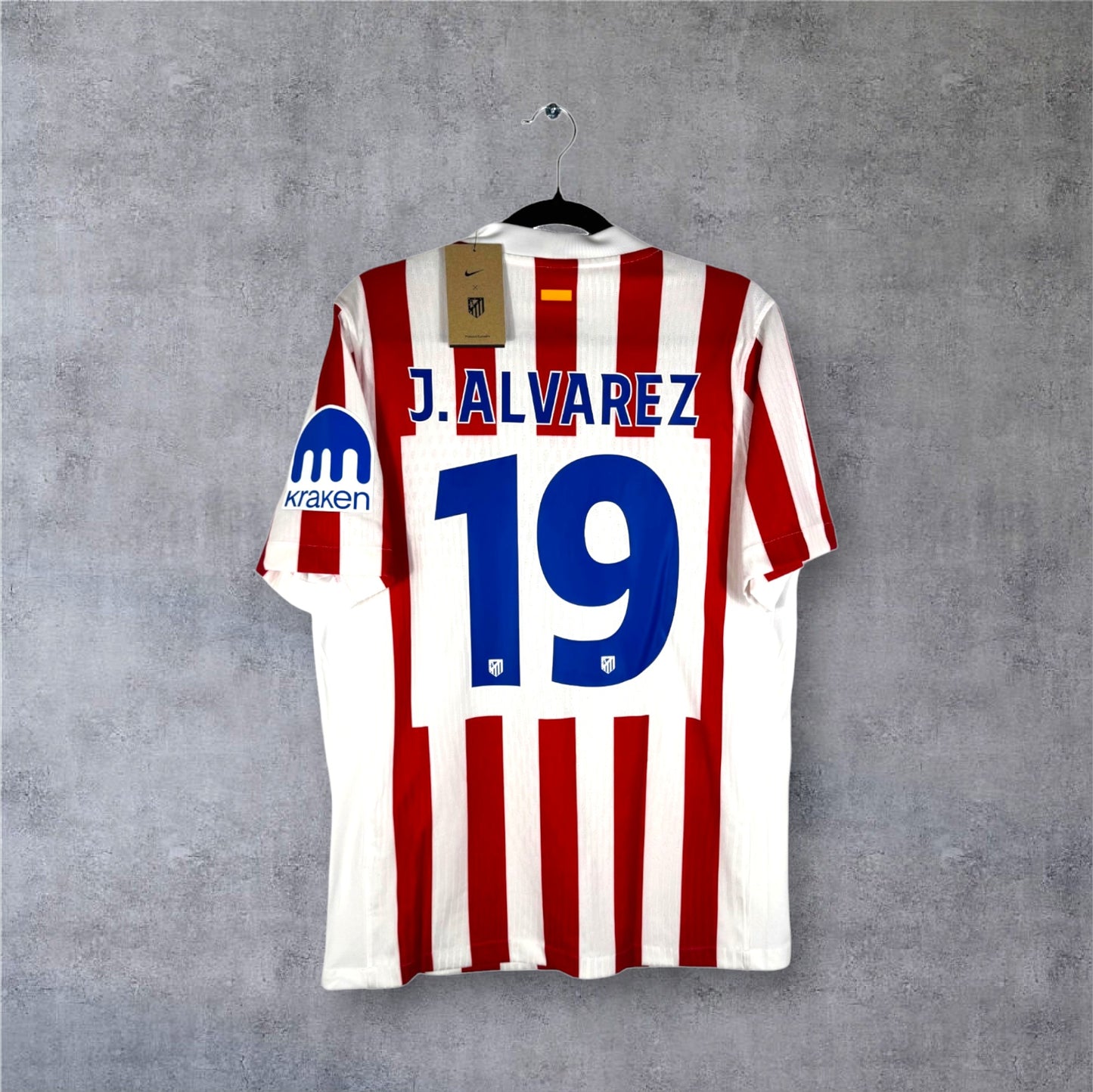Flocage officiel bleu J. ALVAREZ numéro 19 au dos du maillot Atletico version Pro.