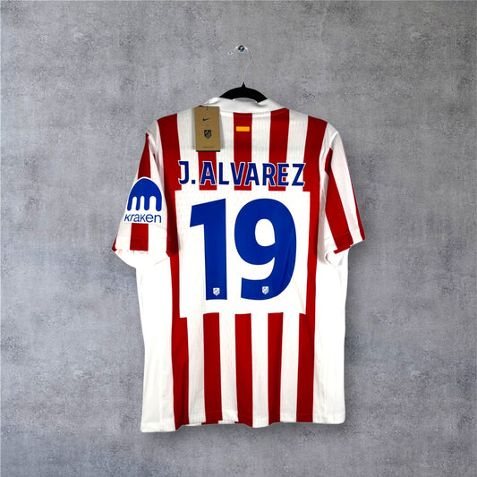 Flocage officiel bleu J. ALVAREZ numéro 19 au dos du maillot Atletico version Pro.