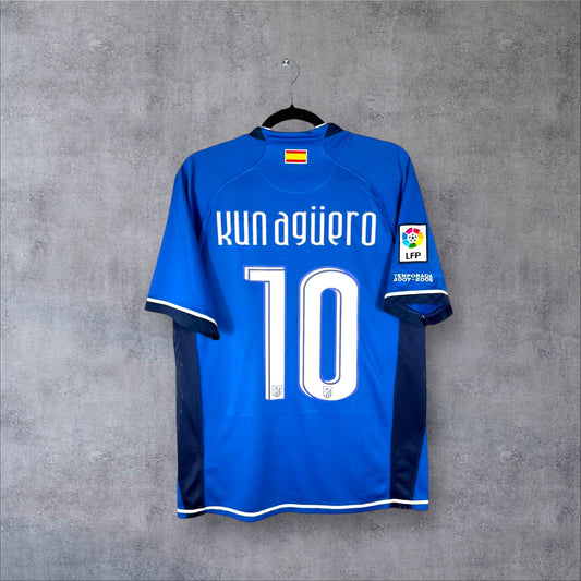 Dos du maillot Atletico Madrid Extérieur 2008 bleu avec flocage blanc KUN AGÜERO 10 et drapeau espagnol au col.