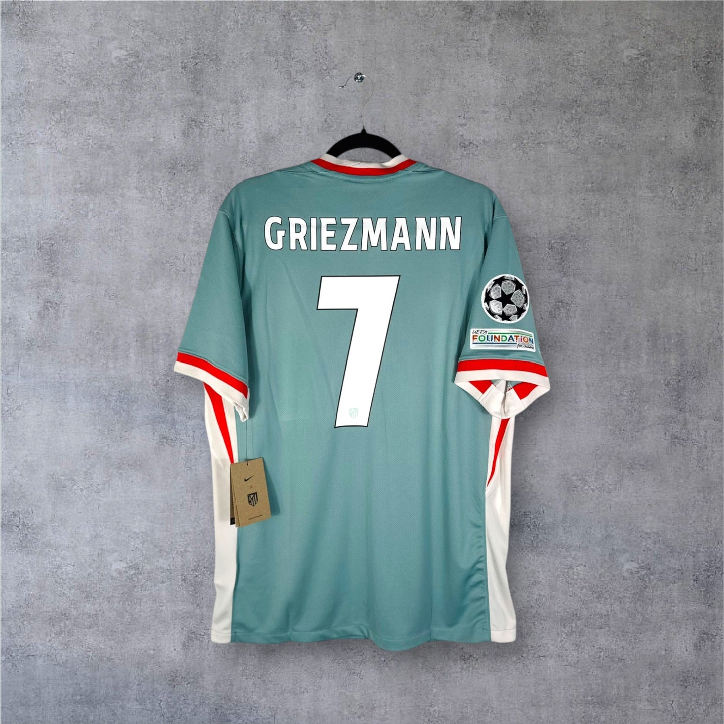 Dos du maillot Atletico Madrid 2025 beige avec flocage rouge GRIEZMANN 7 en taille L.