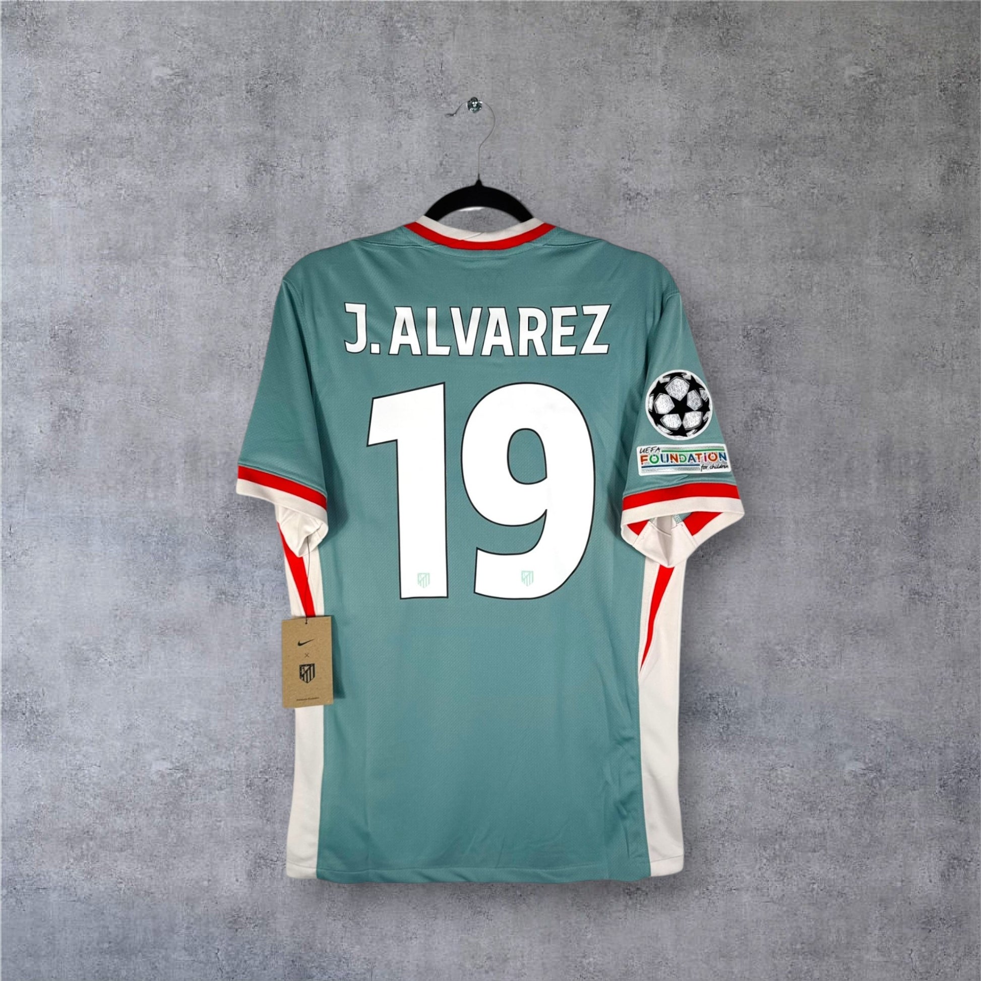 Dos du maillot Atletico Madrid 2025 beige avec flocage rouge J. ALVAREZ 19.