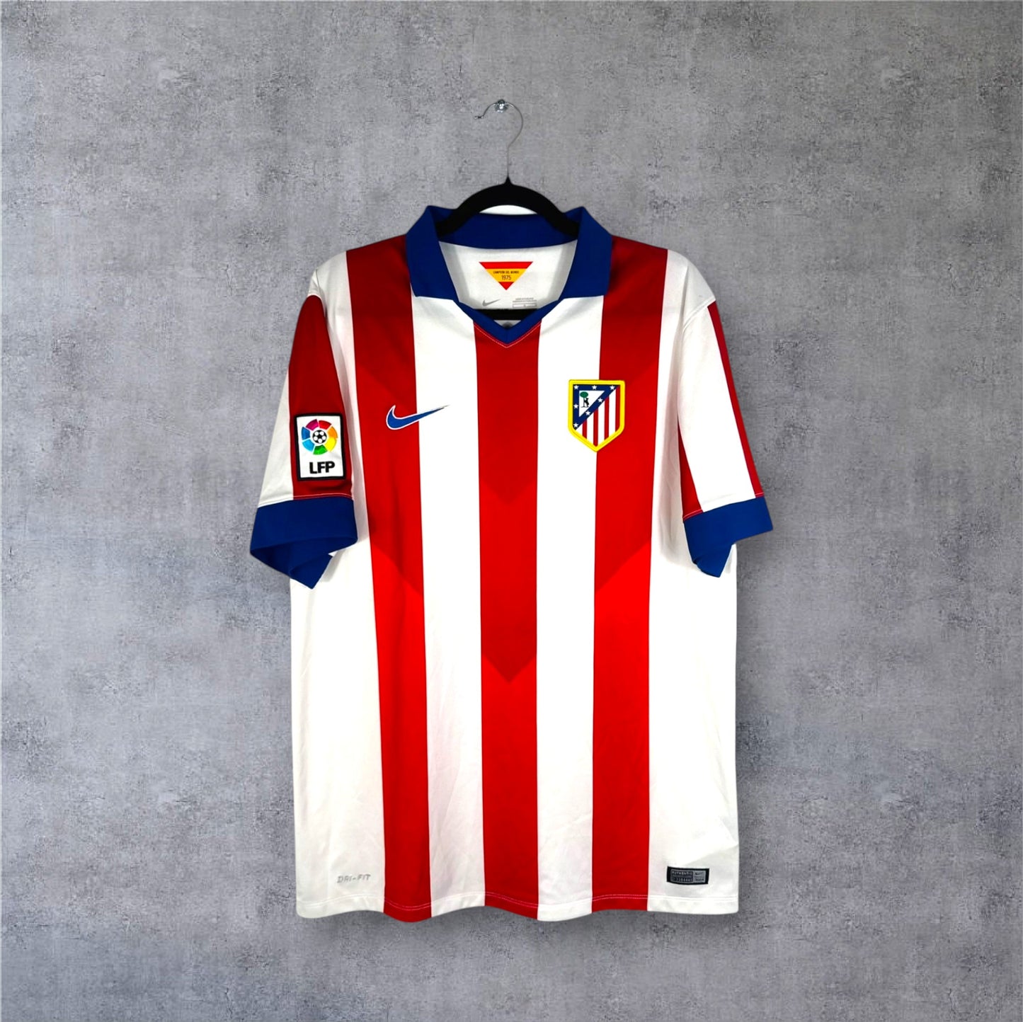 Vue de face du maillot Atlético Madrid 2014/15 sans sponsor avec col bleu.