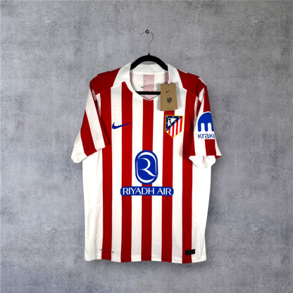 Vue de face du maillot Authentic Atletico Madrid 2026 avec étiquettes et sponsor Riyadh Air.