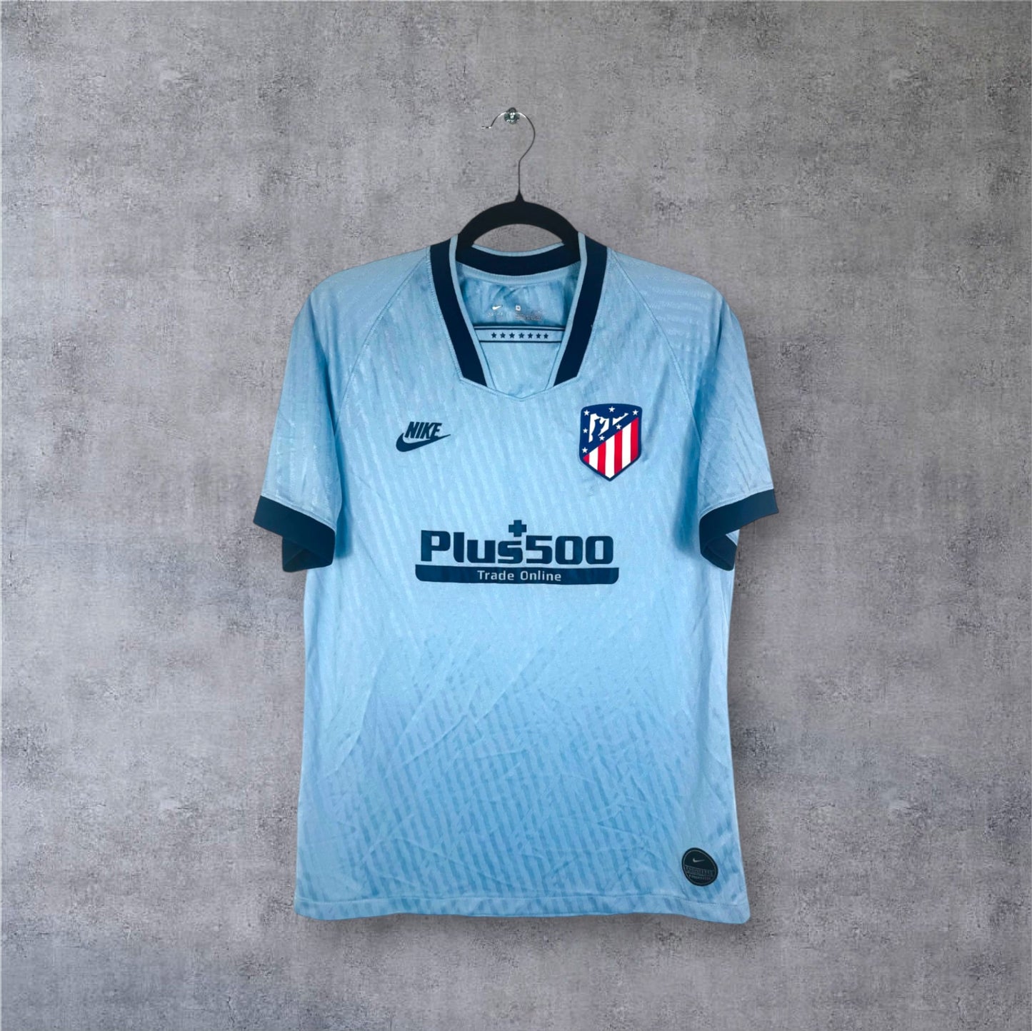 Vue de face du maillot Atletico Madrid Third 2020 bleu avec logo Nike rétro.