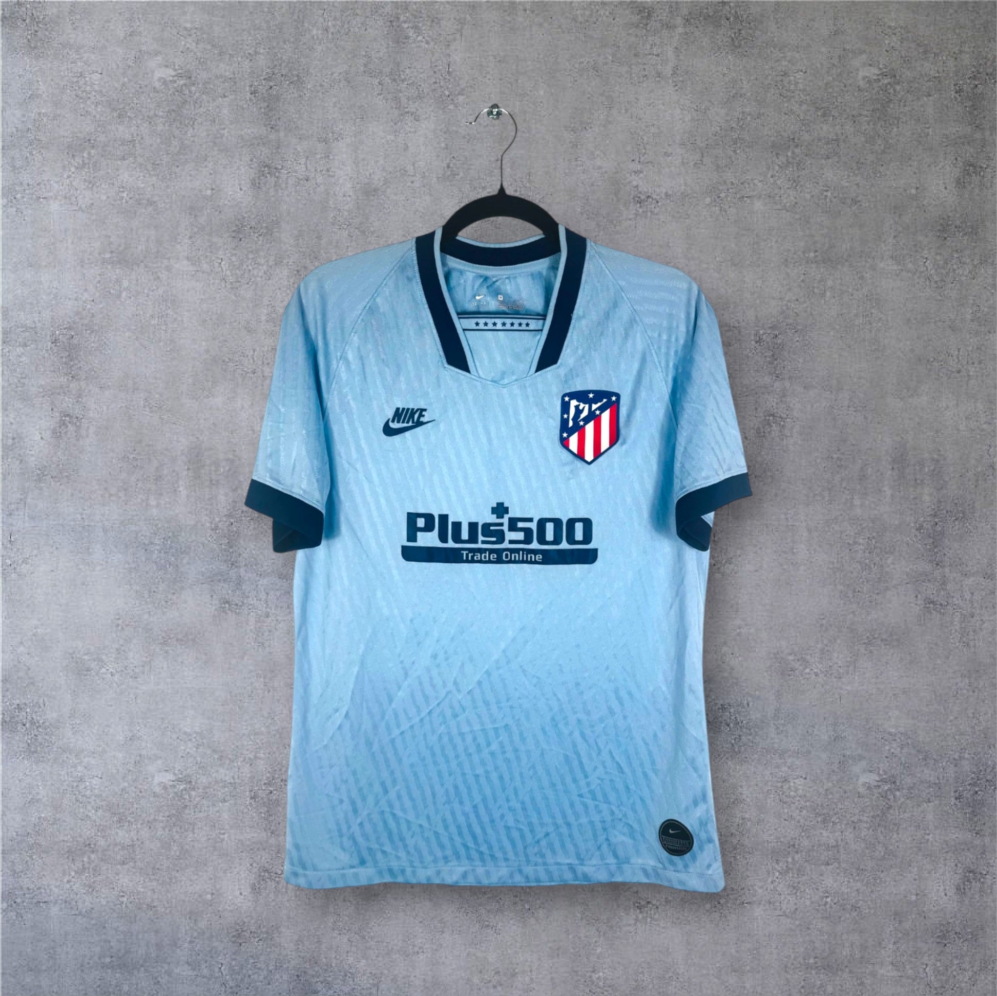 Vue de face du maillot Atletico Madrid Third 2020 bleu avec logo Nike rétro.