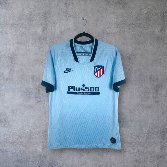 Vue de face du maillot Atletico Madrid Third 2020 bleu avec logo Nike rétro.