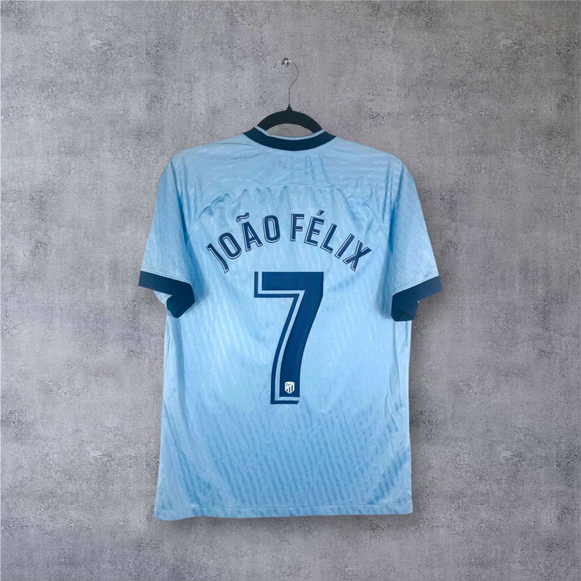 Flocage officiel blanc JOAO FELIX numéro 7 au dos du maillot bleu ciel Atletico.