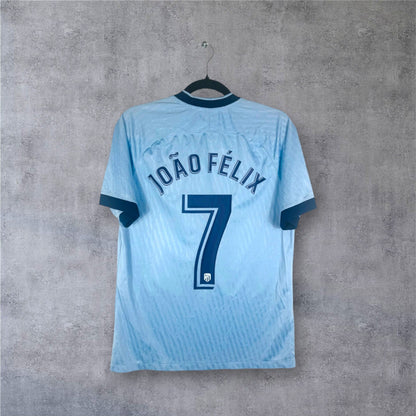 Flocage officiel blanc JOAO FELIX numéro 7 au dos du maillot bleu ciel Atletico.
