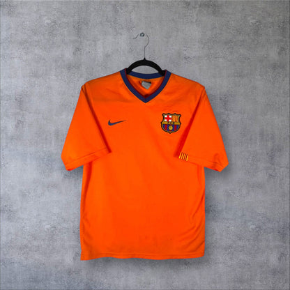 Vue de face du maillot FC Barcelone Extérieur 2006/08 orange avec logo Nike et col bleu marine.