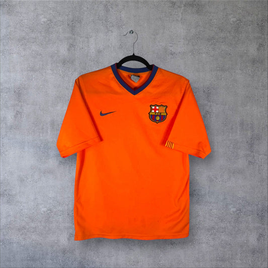 Vue de face du maillot FC Barcelone Extérieur 2006/08 orange avec logo Nike et col bleu marine.