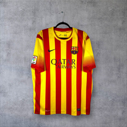 Vue de face du maillot FC Barcelone Extérieur 2013/14 aux bandes catalanes Senyera avec sponsor Qatar Airways.