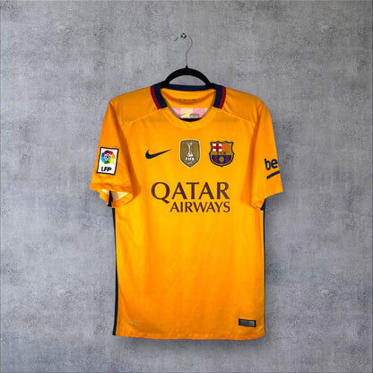 Vue de face du maillot FC Barcelone Extérieur 2015/16 jaune avec badge de champion du monde FIFA 2015 et sponsor Qatar Airways.