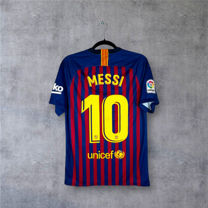 Dos du maillot FC Barcelone avec flocage jaune MESSI 10 et patchs officiels Ligue des Champions.
